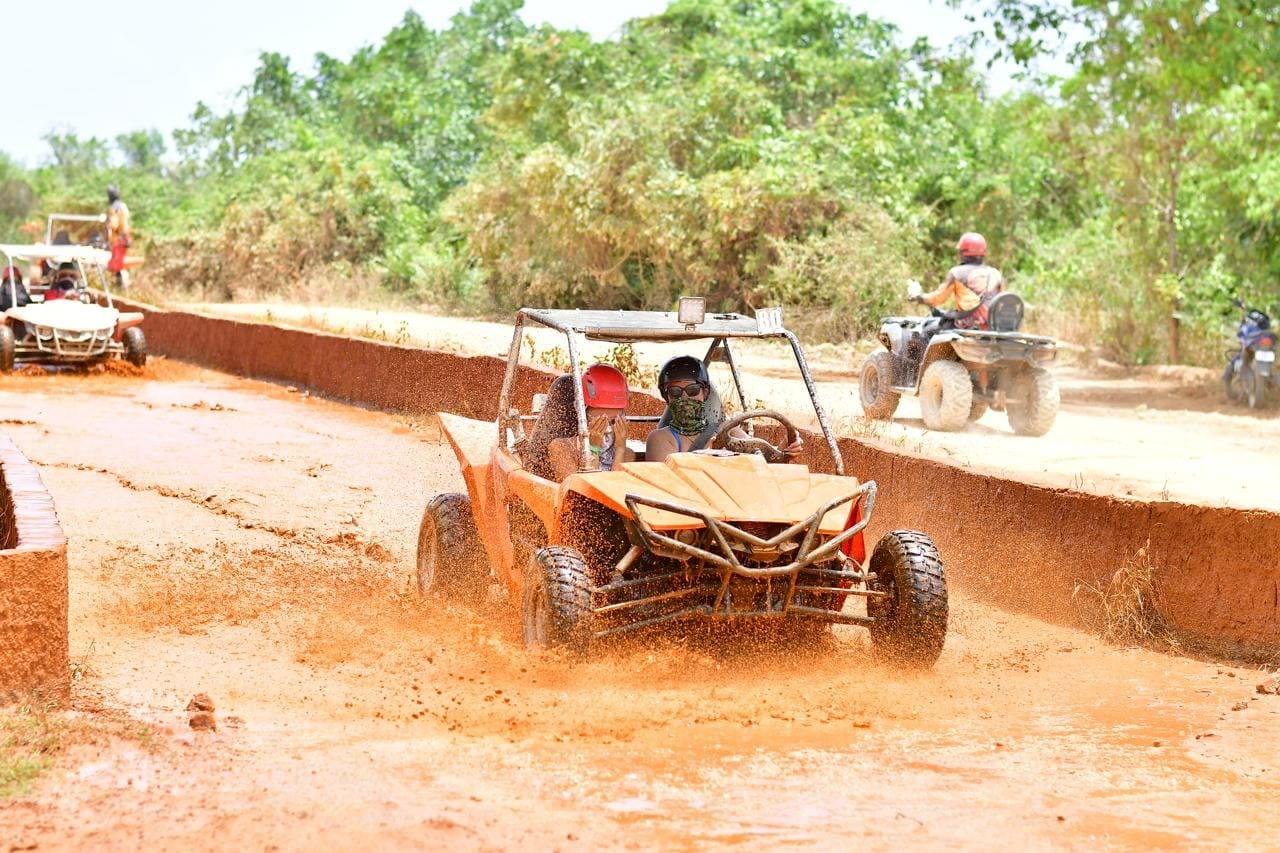 Tour de aventura en buggy por camino de lodo en República Dominicana
