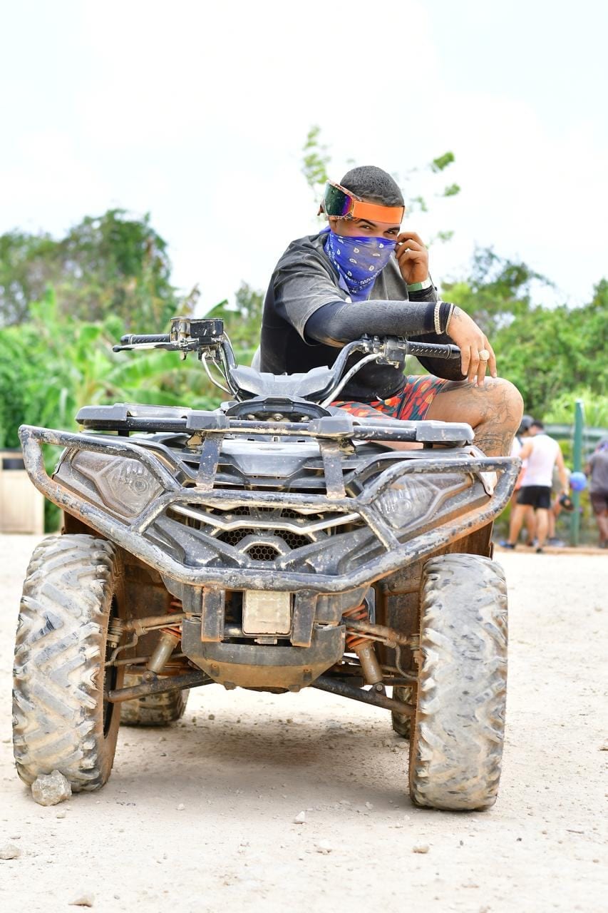 Viajero en tour de cuatrimoto (ATV) en República Dominicana