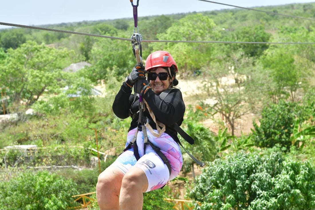 Viajera sonriendo durante un recorrido en tirolesa