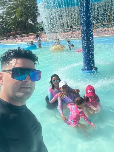 Familia disfrutando de un parque acuático durante su viaje